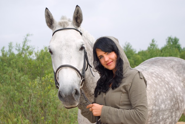 das romantische Mädchen und das Pferd