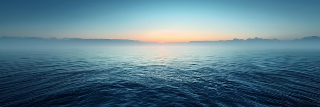 Foto das ruhige ocean sunrise panorama mit nebligem horizont