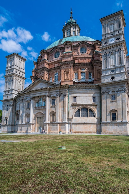 Das Santuario Regina Montis Regalis ist eine monumentale Kirche in Vicoforte, Piemont, Italien. Es ist bekannt für die größte elliptische Kuppel der Welt.