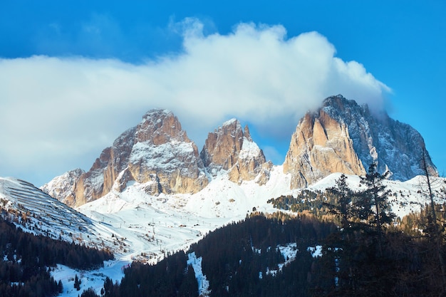 Das Sassolungo-Massiv mit Schnee bedeckt