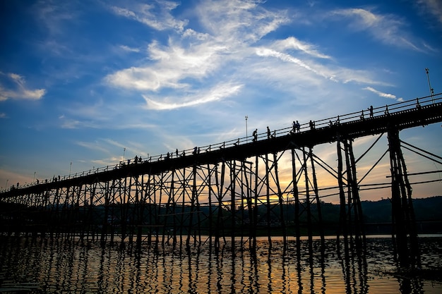 Das Schattenbild der alten Holzbrücke in Sangklaburi