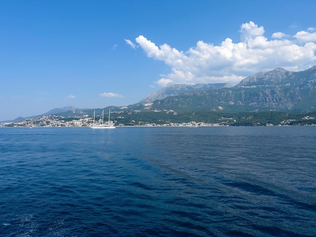 Das Schiff erreicht die Insel Montenegro