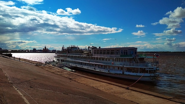 Das Schiff liegt am Stadtdamm vor Anker. Nischni Nowgorod