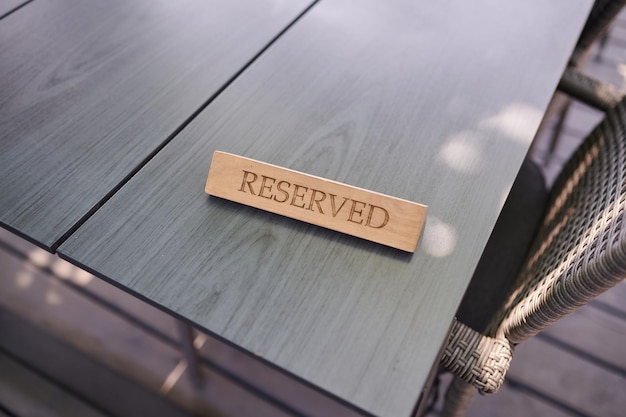 Das Schild auf dem Tisch ist reserviert, das Informationsschild im Restaurant ist besetzt