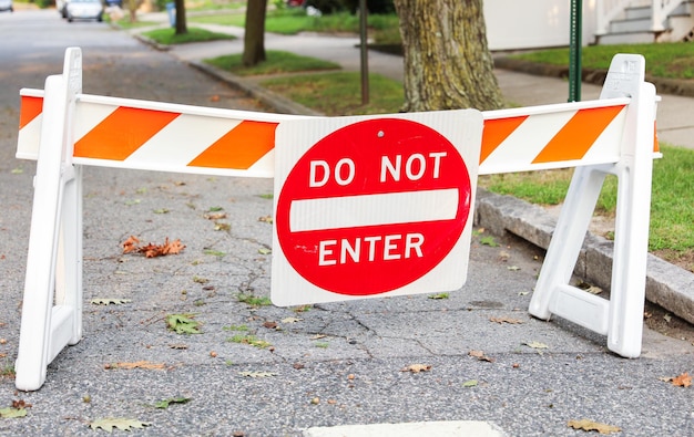 Foto das schild „betreten verboten“ weist auf eingeschränkten zugang hin, stellt eine barriere gegen unerwünschte wege dar und betont die sicherheit