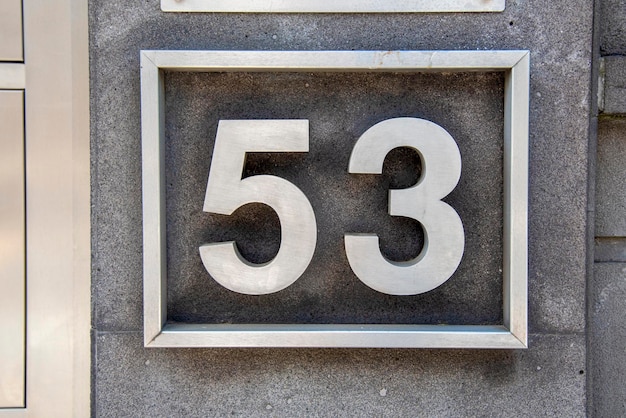 Das Schild mit der Nummer 53 besteht aus Metall