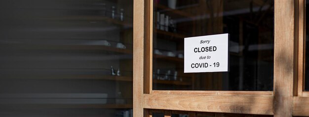 Das schild vor dem büro ist vorübergehend geschlossen schild coronavirus im laden