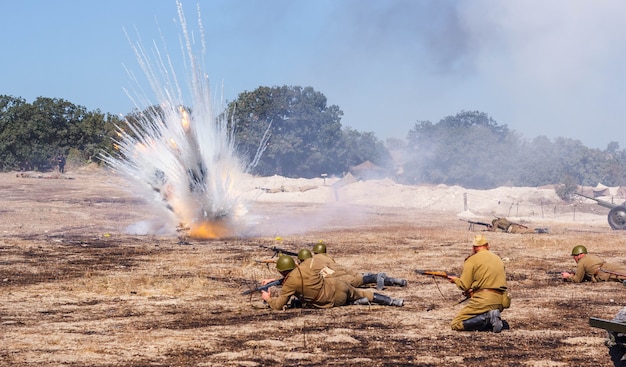 Das Schlachtfeld mit Explosionen von Granaten und Bomben, Rauch