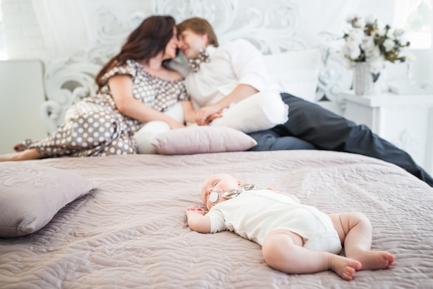 Das schlafende kleine Neugeborene liegt auf dem Bett