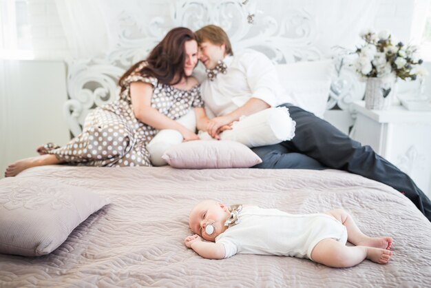 Das schlafende kleine Neugeborene liegt auf dem Bett