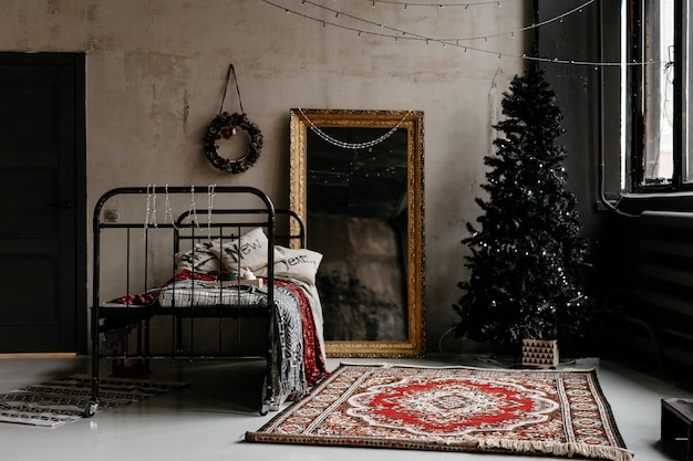 Das Schlafzimmer ist weihnachtlich dekoriert Gemütliches dunkles Vintage-Interieur kariertes antikes Bett