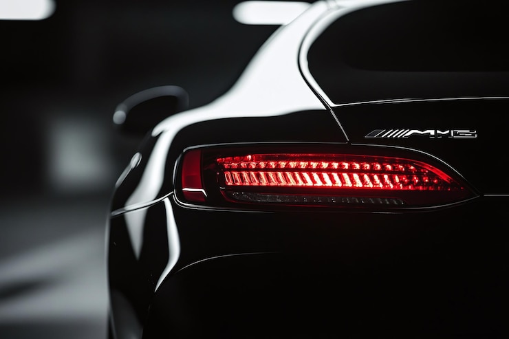 Foto das schlanke mercedes-benz hecklicht entwirft automobil eleganz und präzision