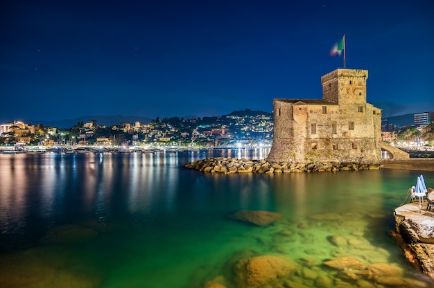 Das Schloss am Meer, erbaut im 16. Jahrhundert, im Dorf Rapallo an der italienischen Riviera