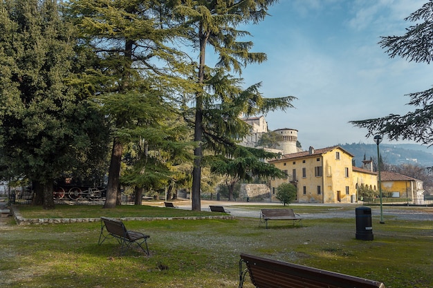 Das Schloss der Stadt Brescia an einem sonnigen klaren Tag gegen einen strahlend blauen Himmel