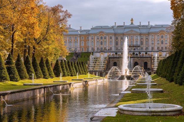 Das Schloss und der Park in Peterhof (einer russischen Königsresidenz) im Herbst. Peterhof, Sankt Petersburg