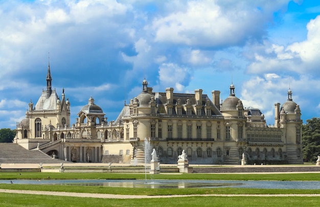 Das Schloss von Chantilly ist ein historisches und architektonisches Denkmal Frankreichs