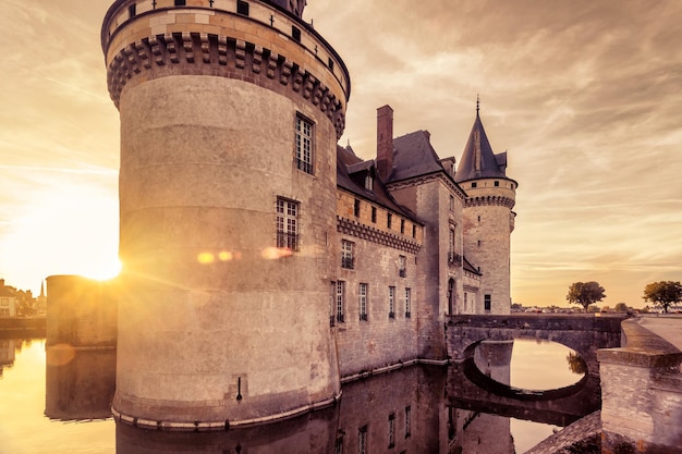 Das Schloss von SullysurLoire bei Sonnenuntergang Frankreich