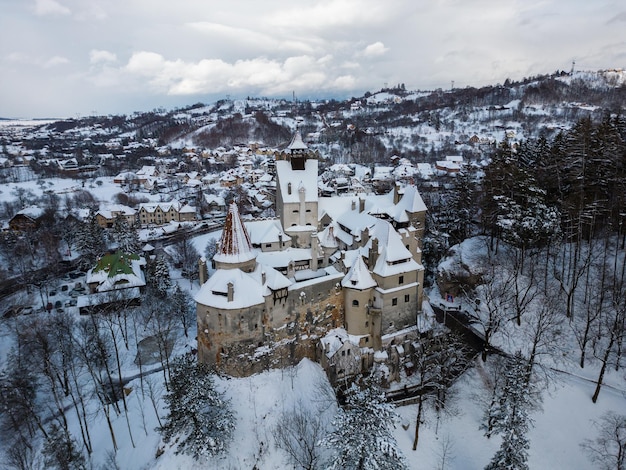 Das schneebedeckte mittelalterliche Schloss von Bran, bekannt für das Schloss von Dracula Siebenbürgen Rumänien