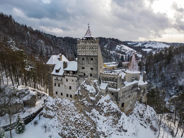 Das schneebedeckte mittelalterliche Schloss von Bran, bekannt für das Schloss von Dracula Siebenbürgen Rumänien