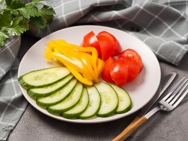 Das Schneiden von frischem Gemüse ist ein vegetarischer Snack