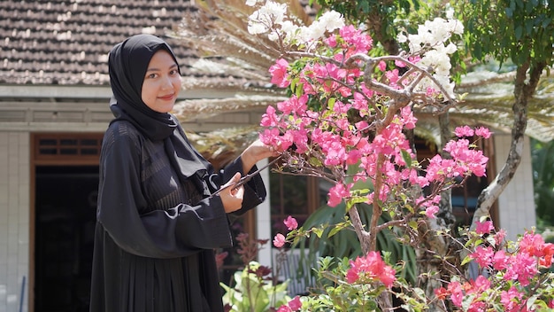 Das Schöne am Hijab ist die Gartenarbeit, das Schneiden von Blumen, damit sie im Garten ordentlich sind