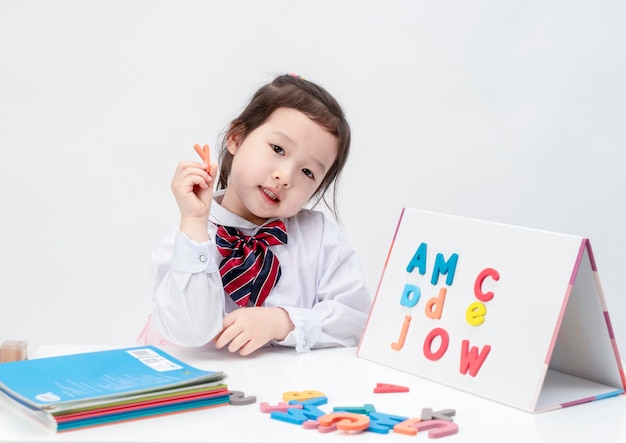 Das schöne kleine Mädchen lernt Buchstaben