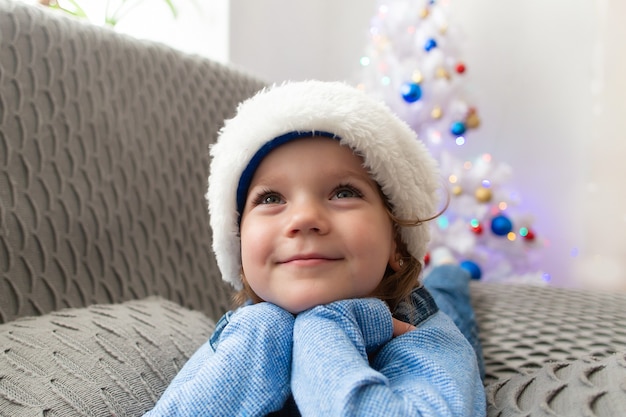 Das schöne kleine Mädchen zu Hause zu Weihnachten