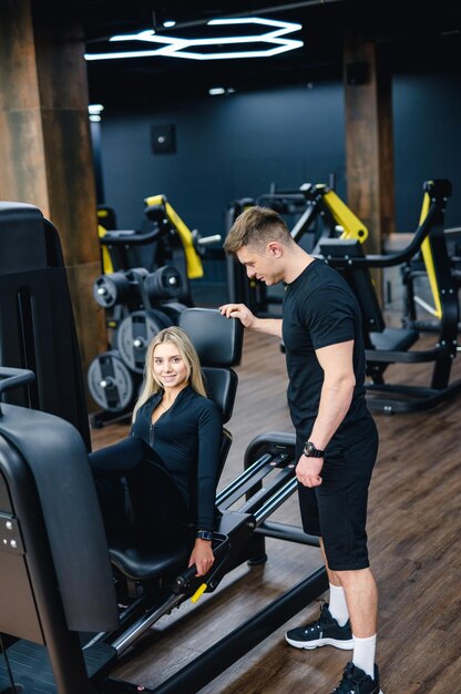 Das schöne Mädchen ist im Fitnessstudio beschäftigt.