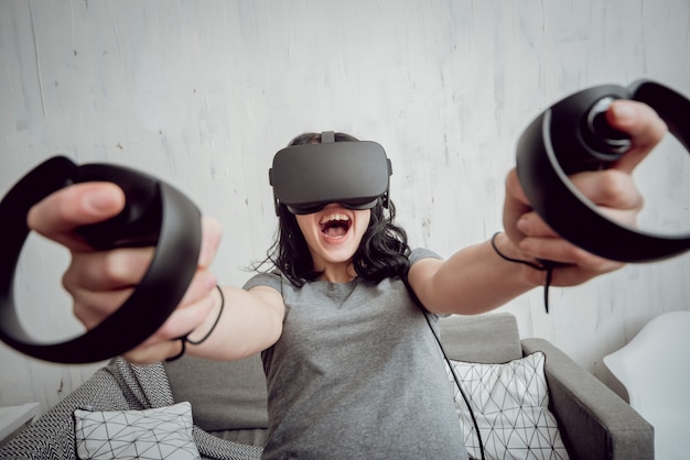 Foto das schöne mädchen spielt spiele mit virtual-reality-brille