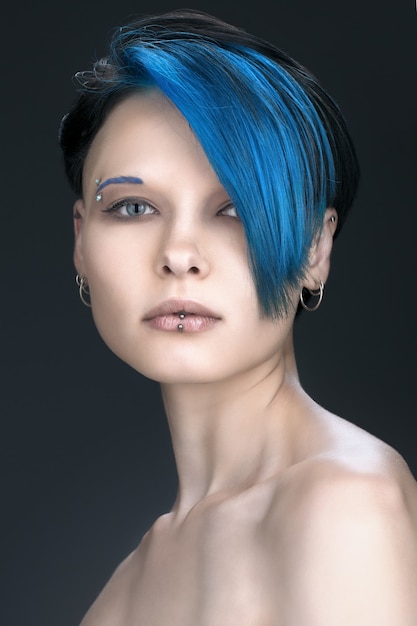 Das schöne sexy Mädchen mit blauen Haaren. Subkultur