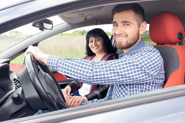 Das schöne verliebte Paar im Auto