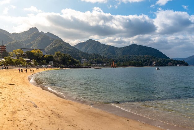 Das schwimmende rote Riesen-Grand OTorii-Tor steht am Strand der Miyajima-Insel bei Ebbe an einem sonnigen Tag