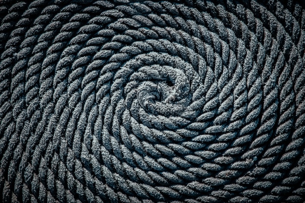 Das Seil für das Boot lag in Form einer Spirale. Hintergrund.