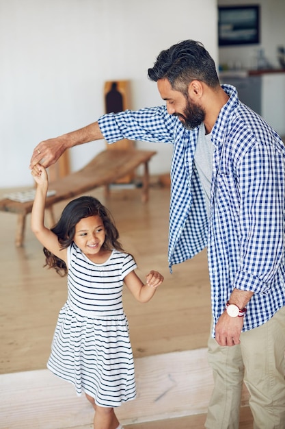 Das sind die Momente, die das Leben so lustig machen Schnappschuss von Vater und Tochter, die sich zu Hause vergnügen