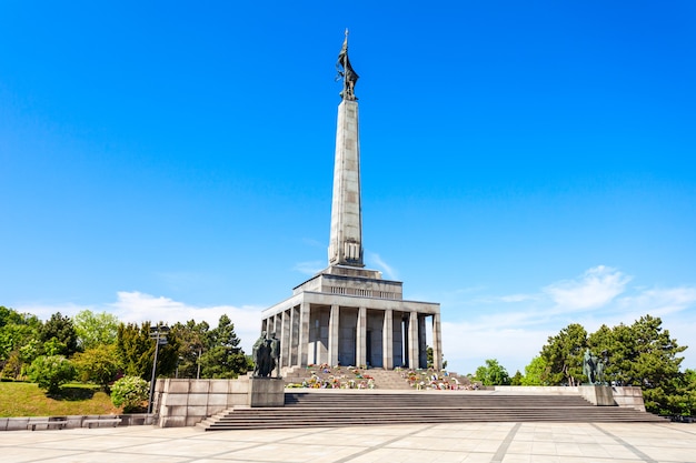 Das Slavin War Memorial ist ein Denkmal und ein Militärfriedhof in Bratislava, Slowakei. Das Slavin War Memorial ist die Begräbnisstätte der Soldaten der Sowjetarmee im Zweiten Weltkrieg.