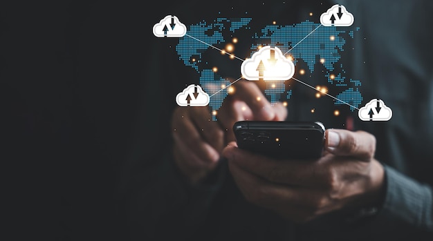 Das Smartphone eines Geschäftsmannes interagiert mit einem digitalen Dashboard, das die Integration von Cloud-Technologie symbolisiert