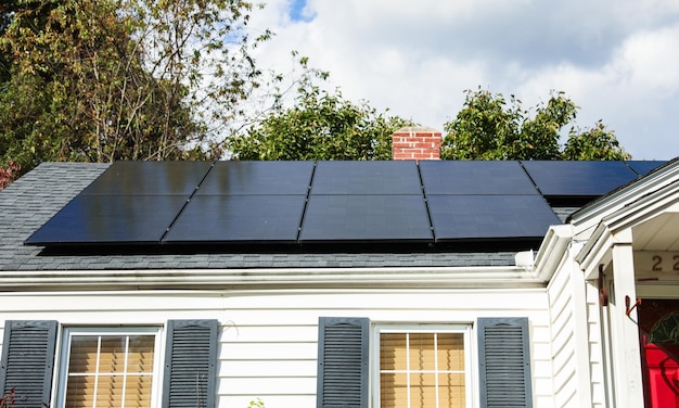 Das Solarpanel glänzt unter dem klaren blauen Himmel und symbolisiert saubere Energie, Nachhaltigkeit und eine strahlende Zukunft