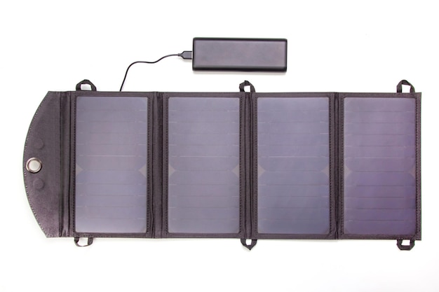 Das Solarpanel lädt die Powerbank-Batterie für das Smartphone auf einem weißen Hintergrund auf