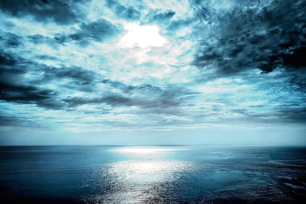 Das Sonnenlicht scheint durch die Wolken