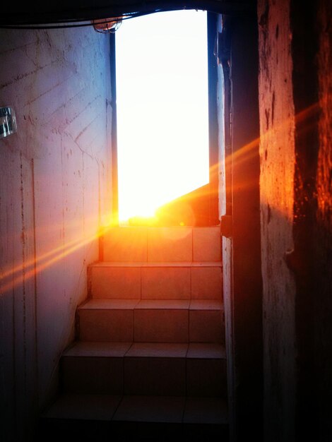 Das Sonnenuntergangslicht überschwemmt die leere Treppe