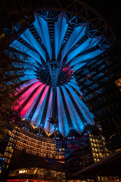 Foto das sony center am potsdamer platz wird nachts in berlin beleuchtet.