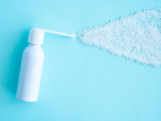 Das Spray sprüht Salz das Konzept von Meerwasser zum Waschen der Nase oder zum Einatmen von Salzionen