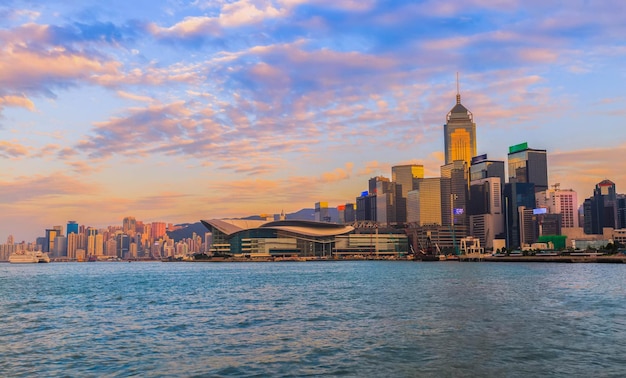 Das Stadtbild von Hong Kong beim Sonnenuntergang