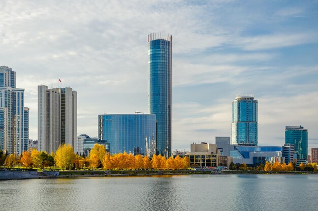 Das Stadtzentrum in der Nähe des Sees im Herbst.