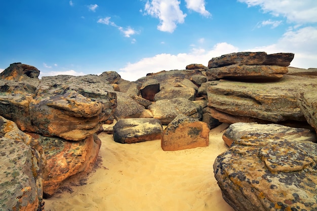 Das Steingrab oder Rocky Mound Kamena Mohyla. Große Steine im Sand.