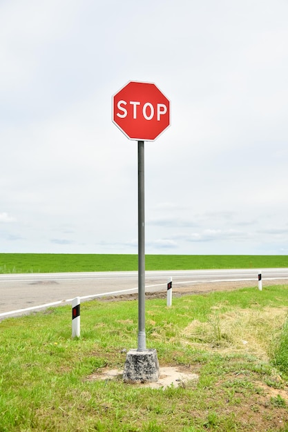 Das Stoppschild steht auf der Straße