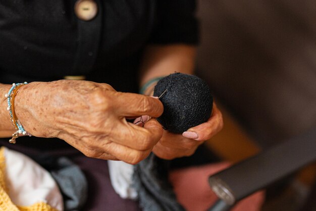 Foto das stricken von glückseligkeit asiatischer senior schafft gemütliche meisterwerke