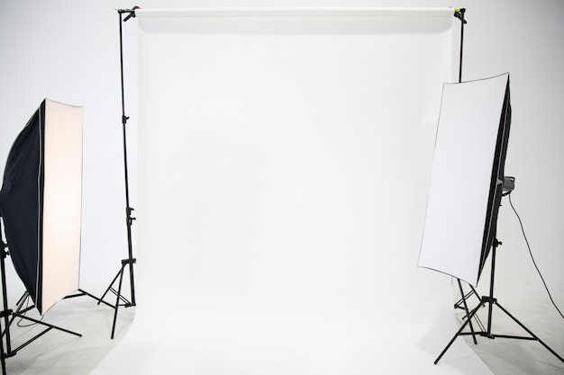 Das Studio ist leer von dem Fotografen mit professioneller Beleuchtung.