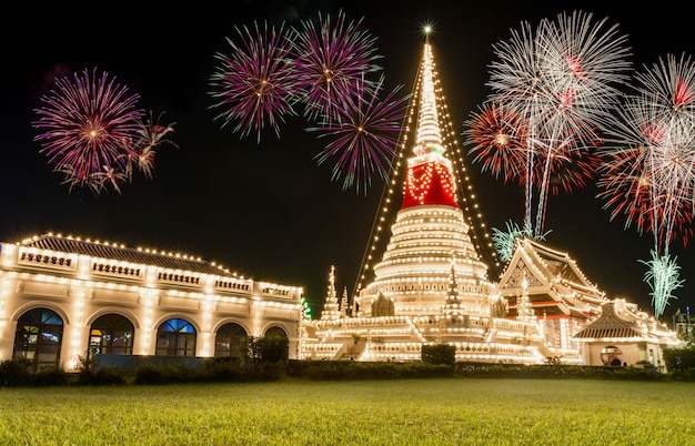 Das stupa bei Phra Samut Chedi in Samut Prakan, Thailand, verziert während eines Tempelfestivals.