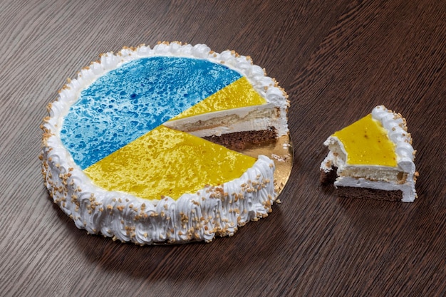 Das Symbol des Krieges und des Separatismus, ein Kuchen mit einem Bild der Flagge der Ukraine, wird in Stücke gebrochen